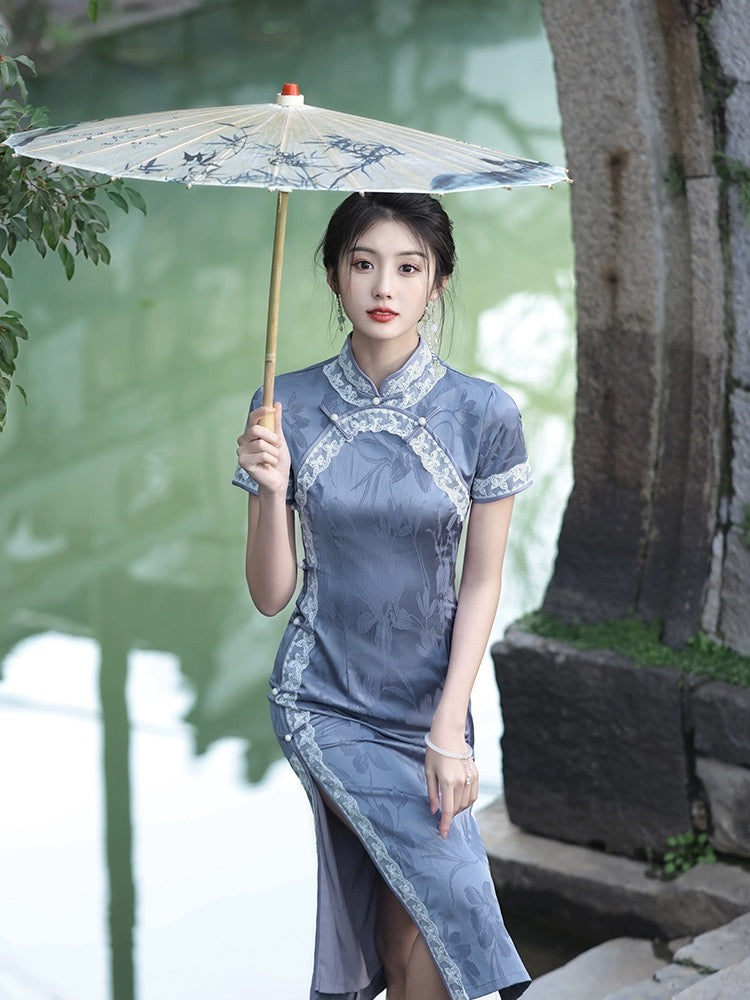 Le bleu classique incarne le cheongsam