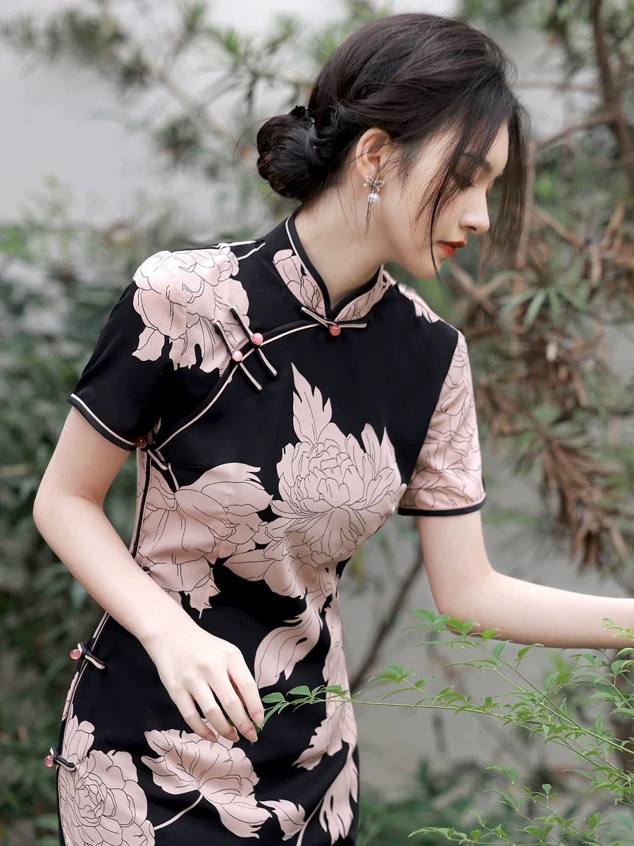 Schwarzes Cheongsam mit rosa Blumen