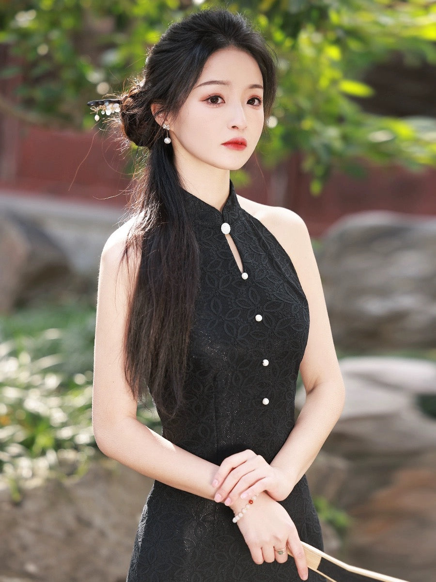 Schwarzes elegantes ärmelloses langes Cheongsam