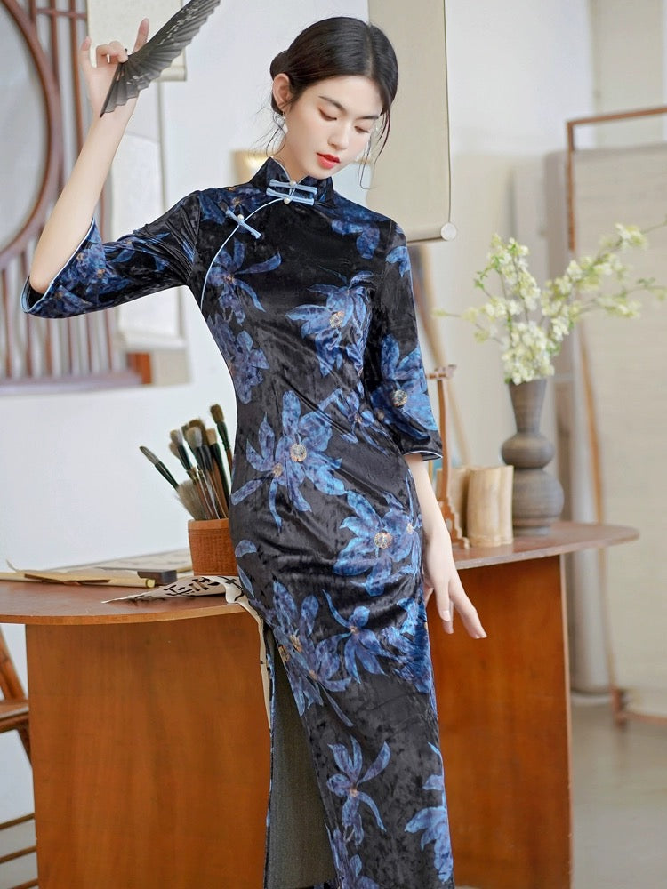 Blaues Cheongsam-Kleid mit Blumenmuster