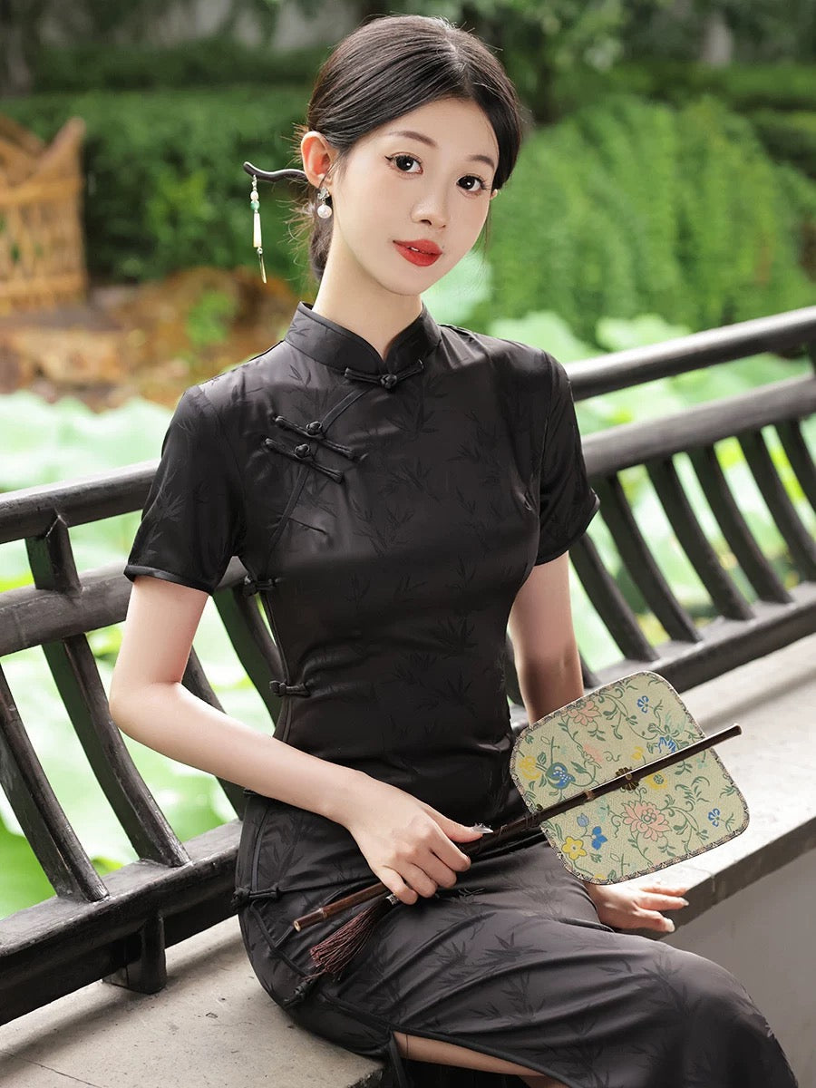 Schwarzer Klassiker verkörpert Cheongsam