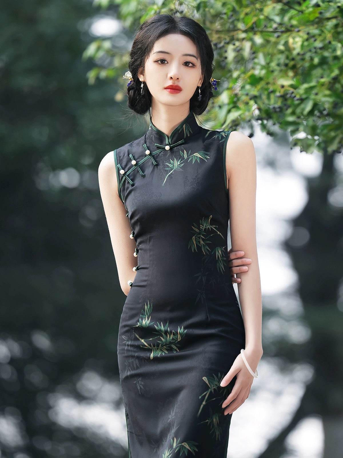 Schwarzes Cheongsam mit grünen Blättern