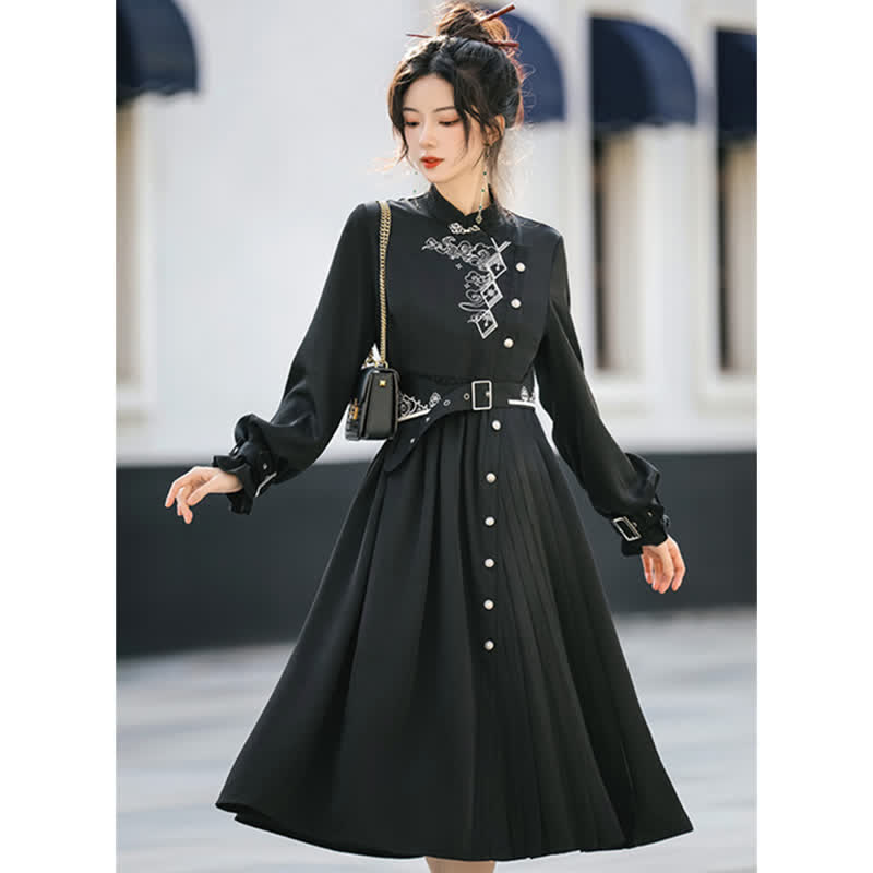 Elegantes schwarzes Plisseekleid mit Vintage-Stickerei und Gürtel