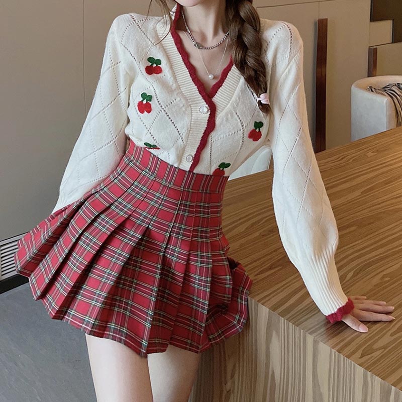 Ensemble jupe à carreaux avec pull brodé de cerises