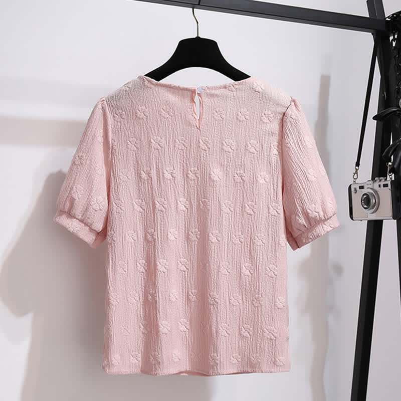 Rosa T-Shirt mit Puffärmeln und Faltenrock mit Blumenmuster