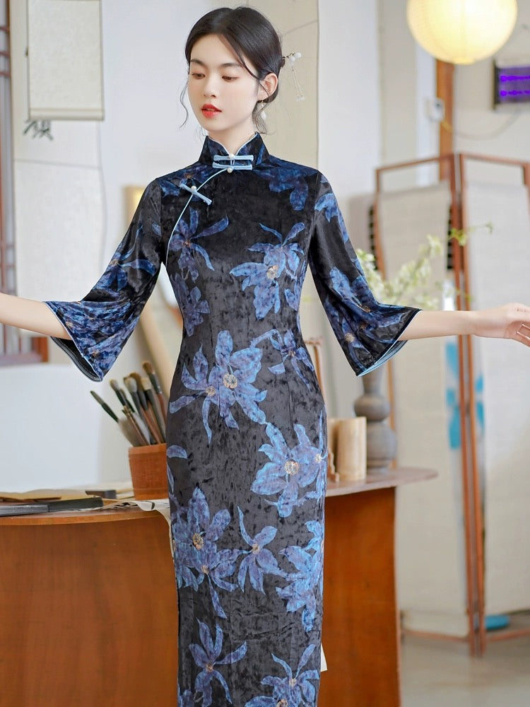 Blaues Cheongsam-Kleid mit Blumenmuster