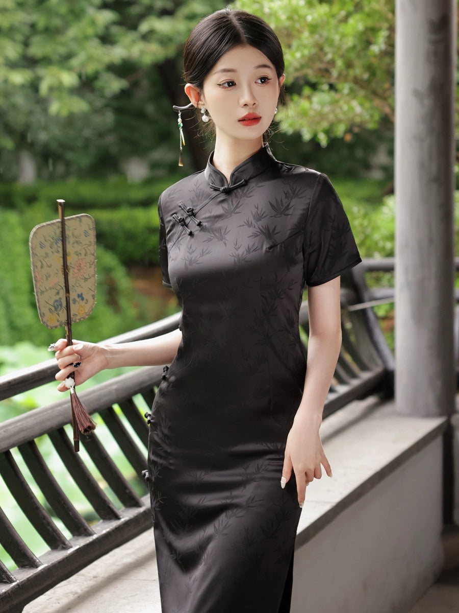 Le classique noir incarne le cheongsam