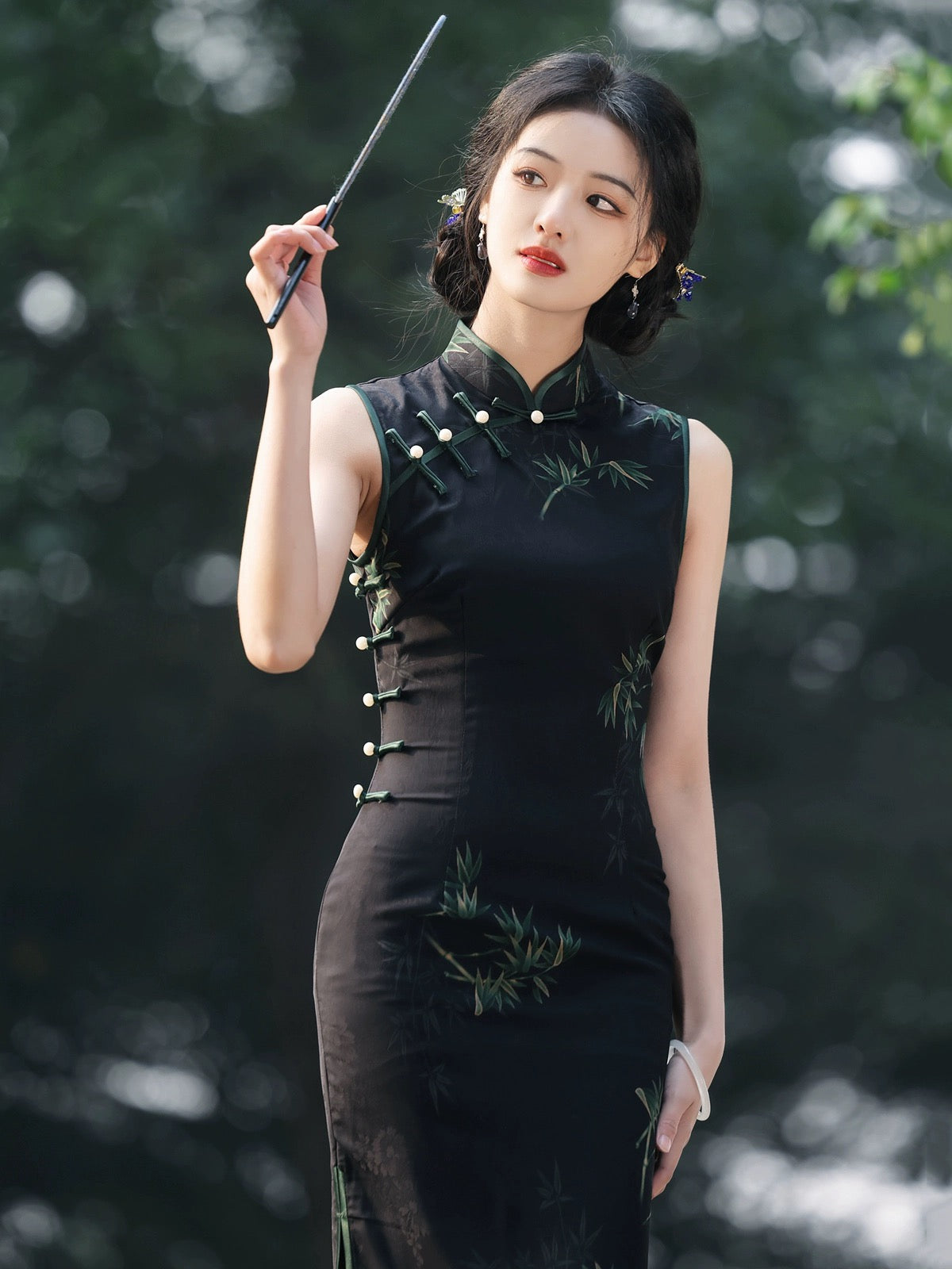 Schwarzes Cheongsam mit grünen Blättern