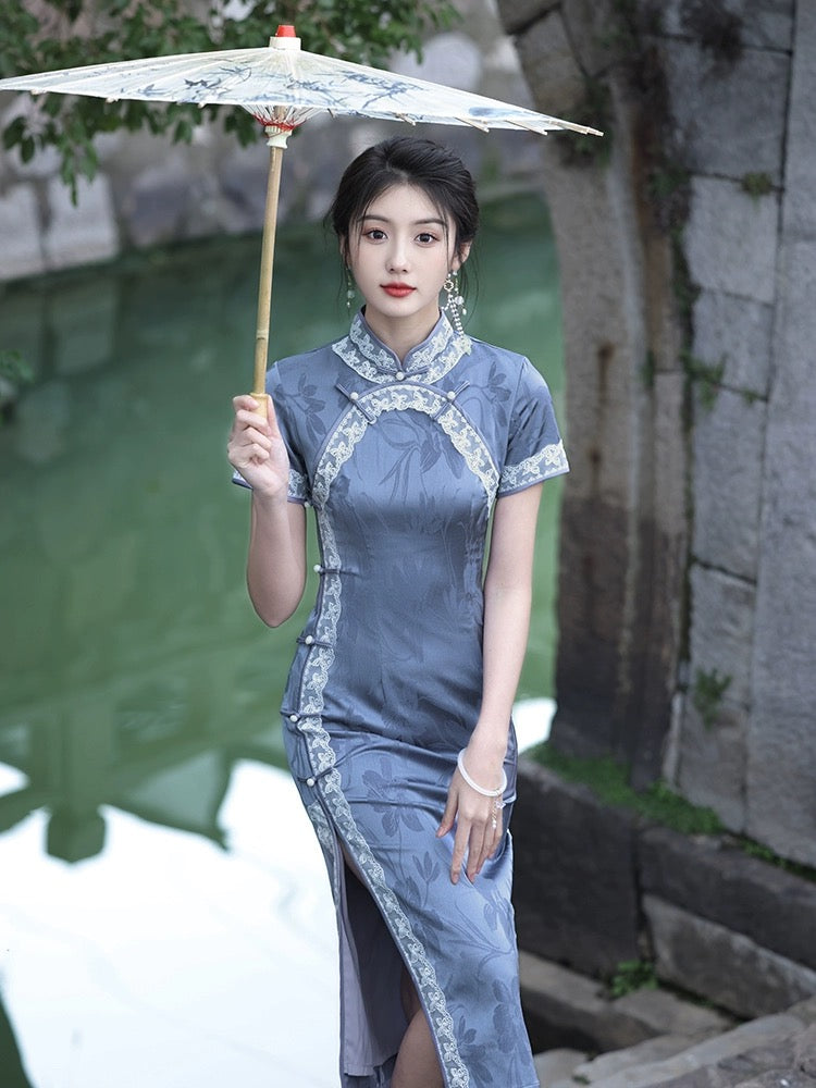 Le bleu classique incarne le cheongsam