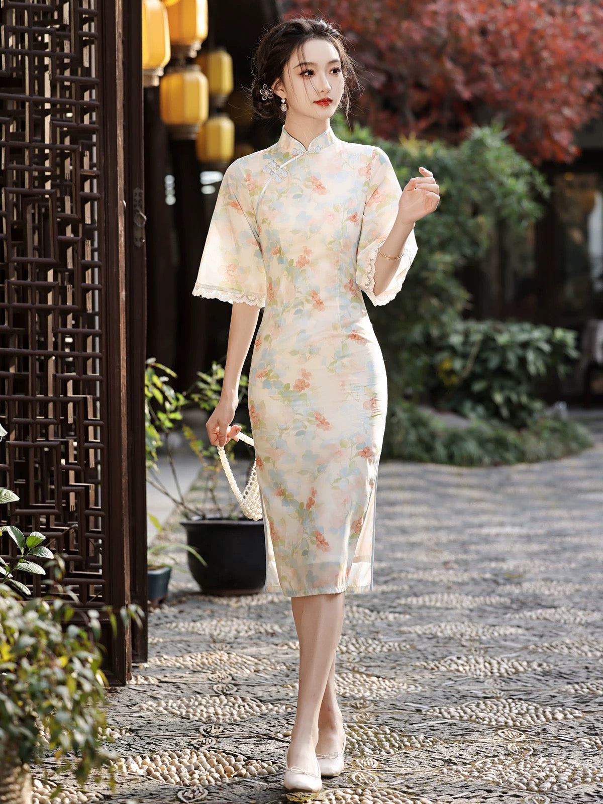 Frühlings-Cheongsam mit Blumenmuster und weiten Ärmeln