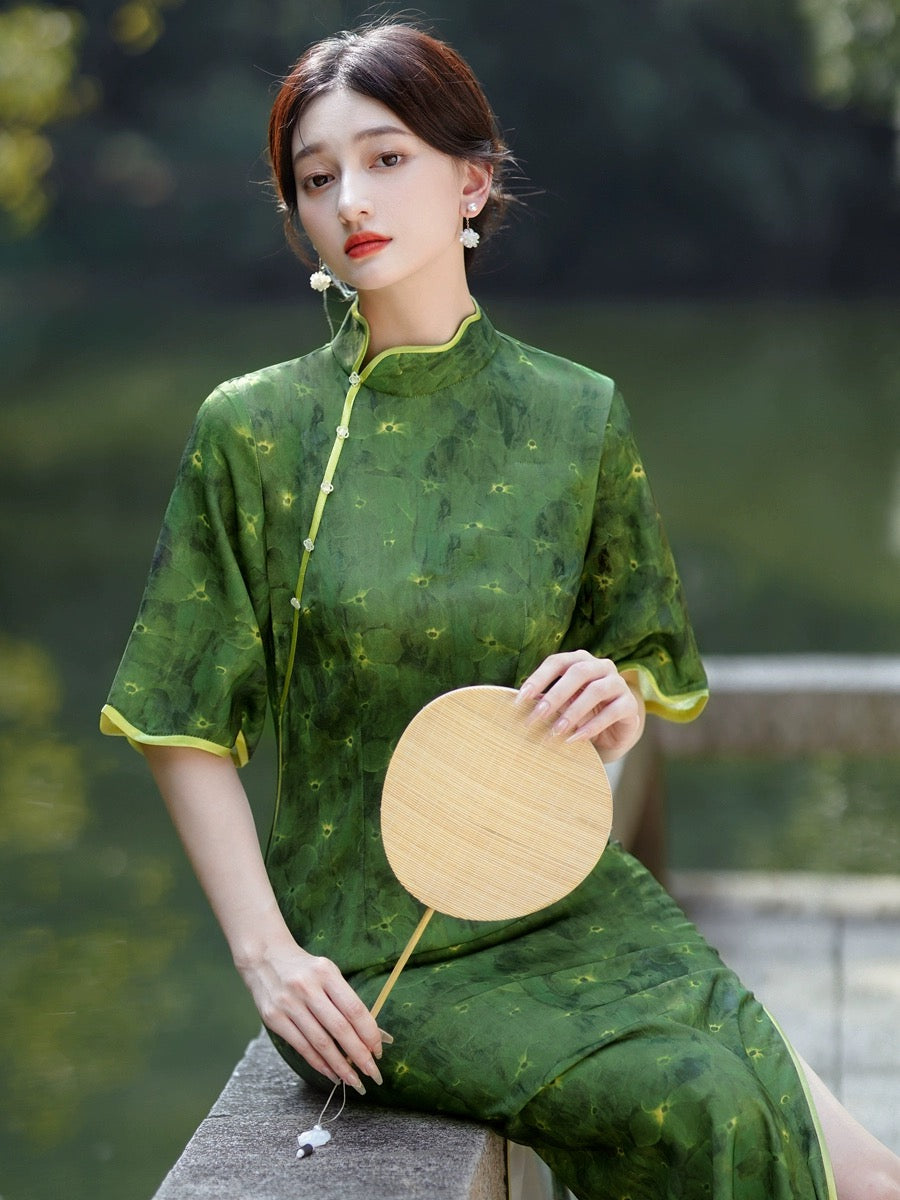 Elegantes grünes Cheongsam-Kleid