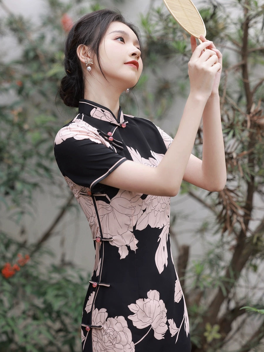 Cheongsam noir avec des fleurs roses