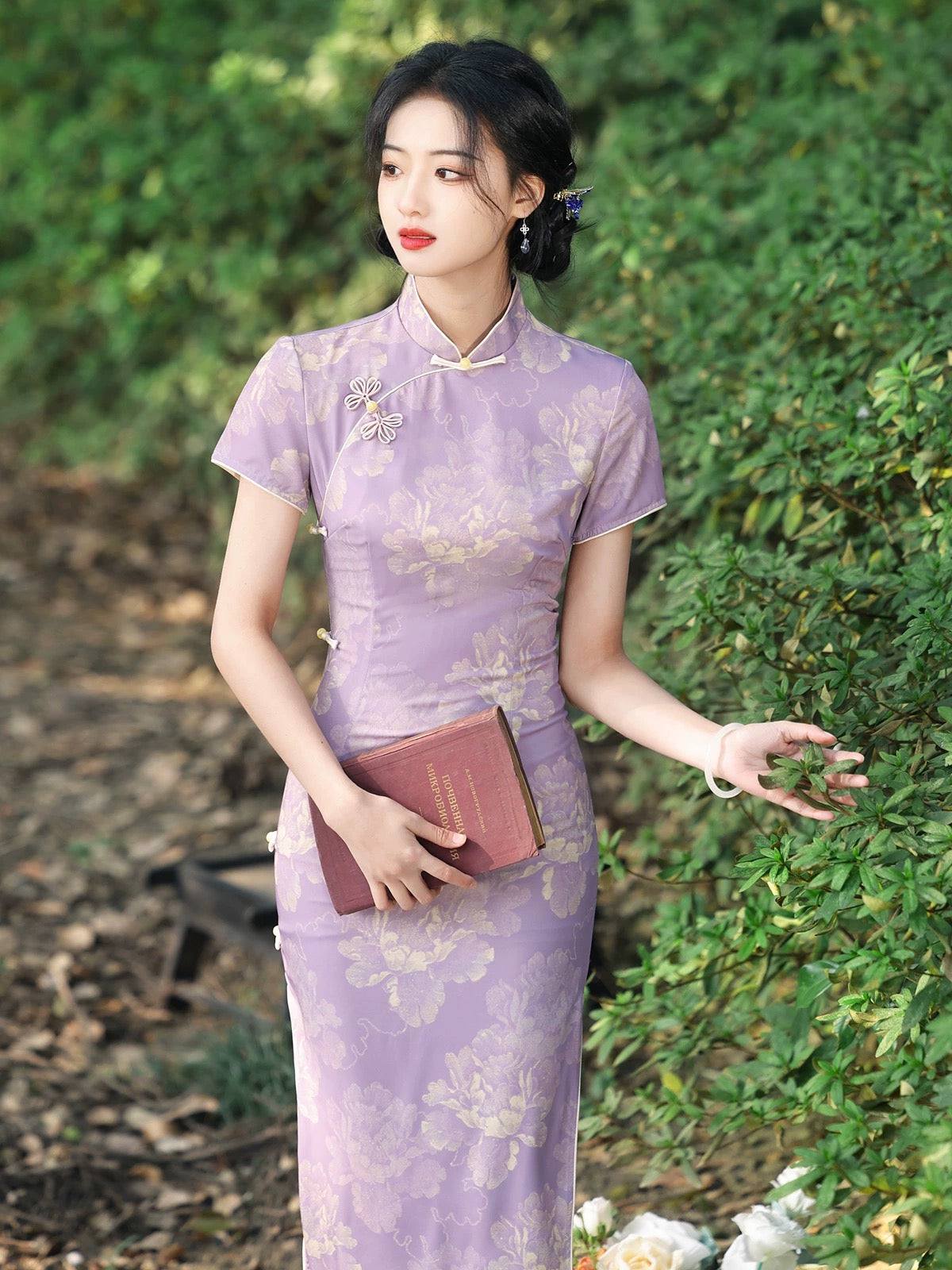 Le violet incarne l'élégance du cheongsam