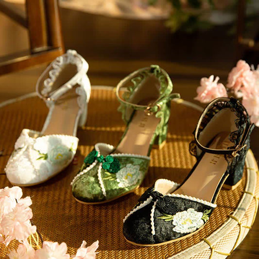 Elegante Mary Janes mit Blumenstickerei und Schnalle