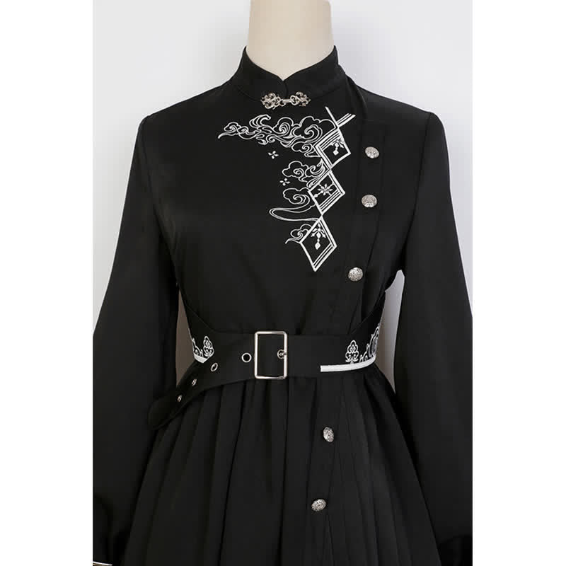 Robe plissée noire élégante avec ceinture et broderie vintage