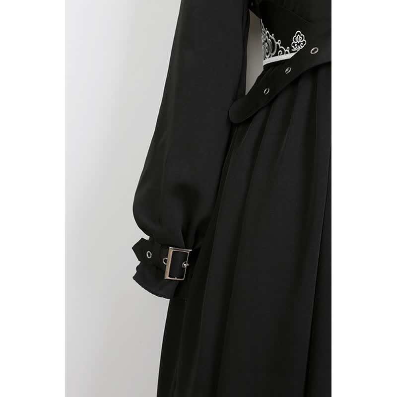 Robe plissée noire élégante avec ceinture et broderie vintage