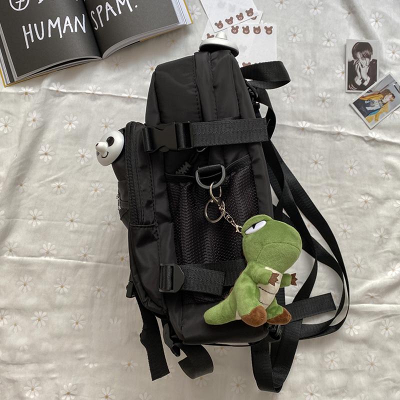 Schwarzer Rucksack mit Panda-Anstecker