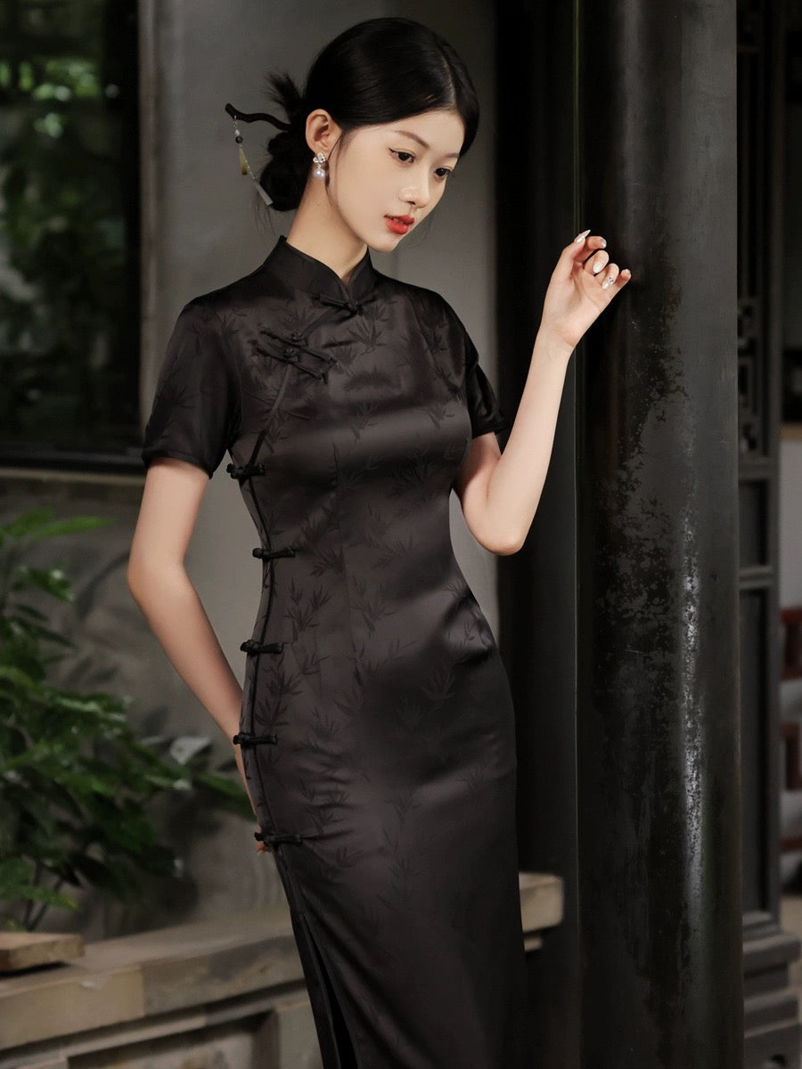 Le classique noir incarne le cheongsam