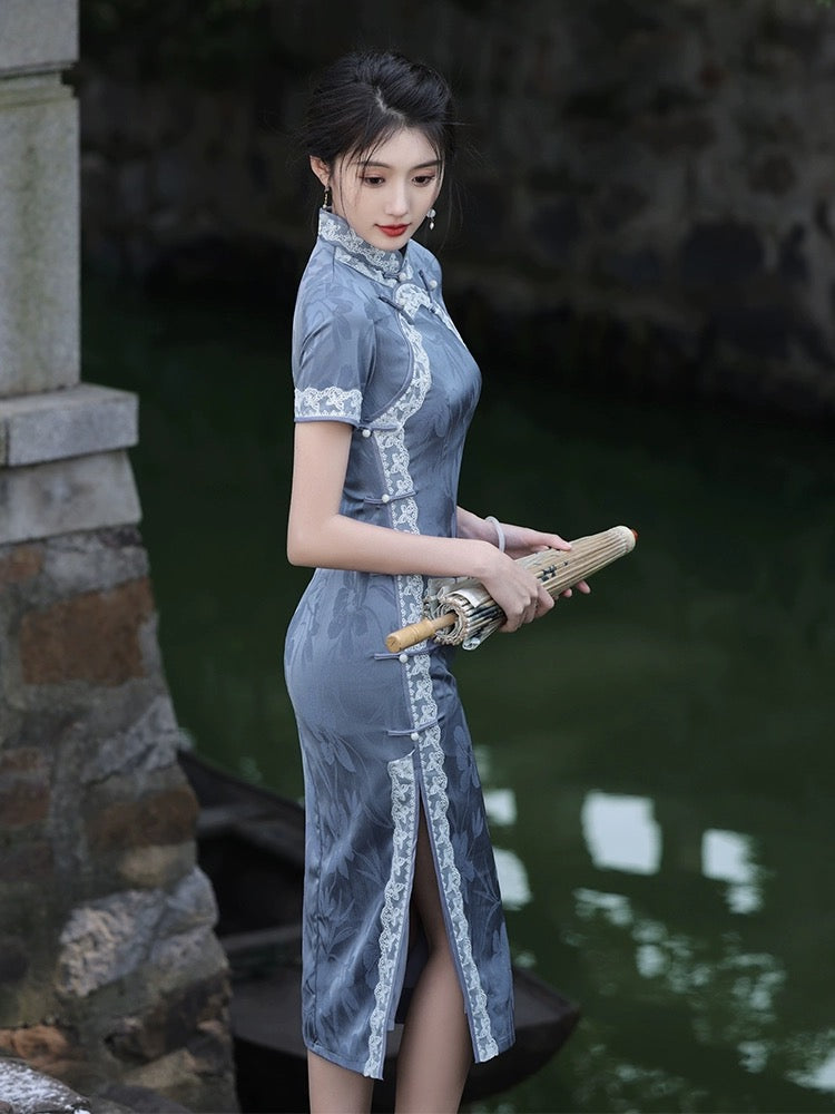 Blauer Klassiker verkörpert Cheongsam