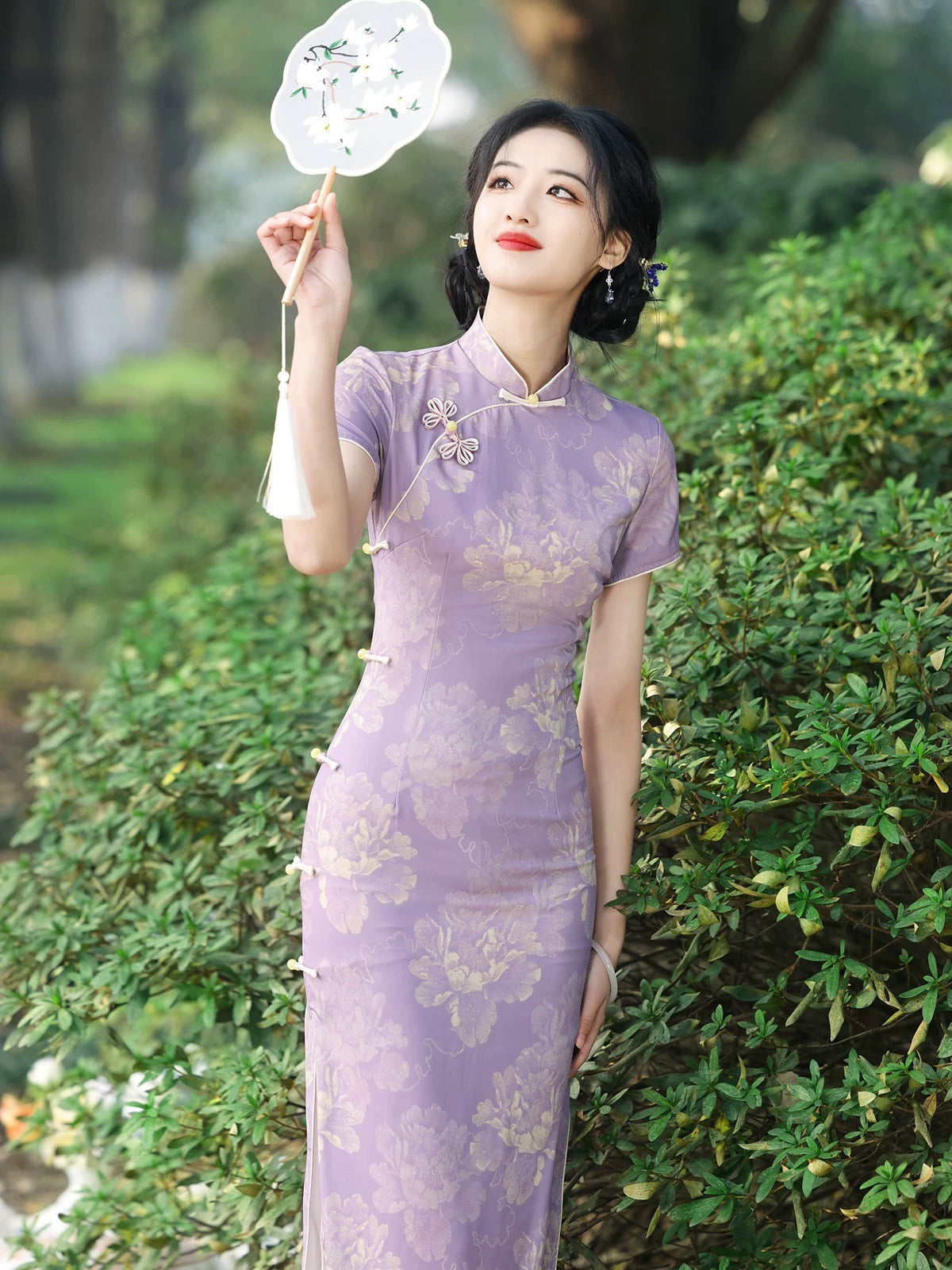 Lila verkörpert Eleganz Cheongsam