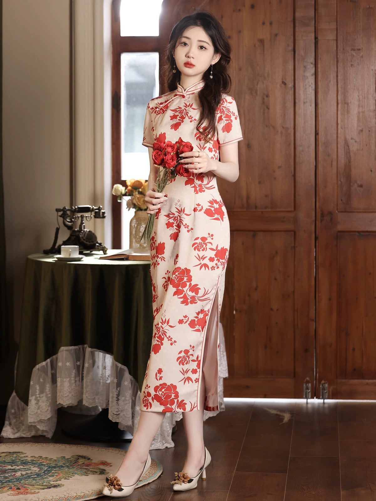 Cheongsam im Retro-Stil mit Blumenmuster in Rot