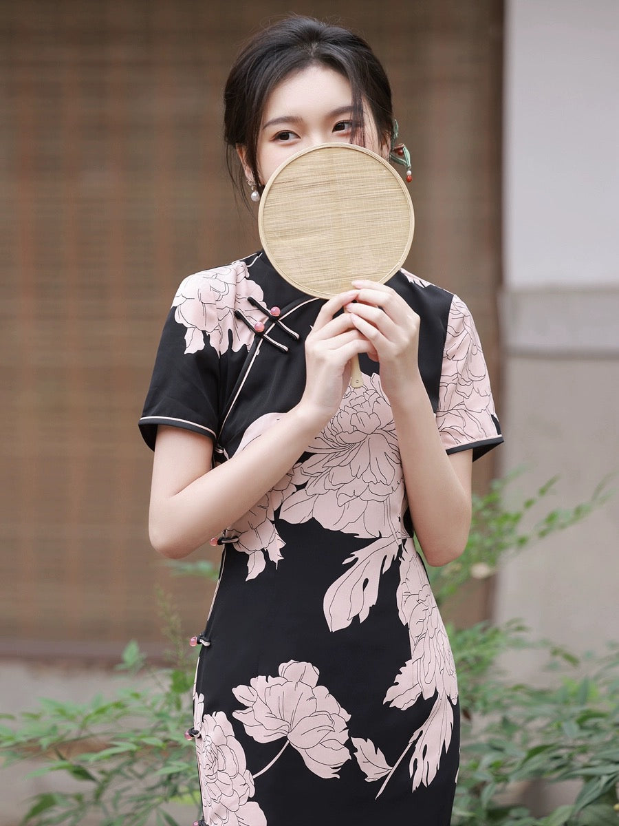 Cheongsam noir avec des fleurs roses