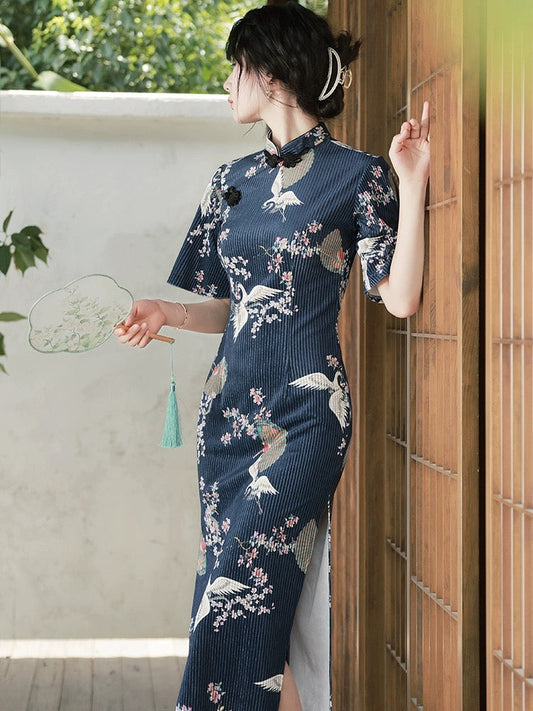 Elegantes Cheongsam mit blauem Kranich