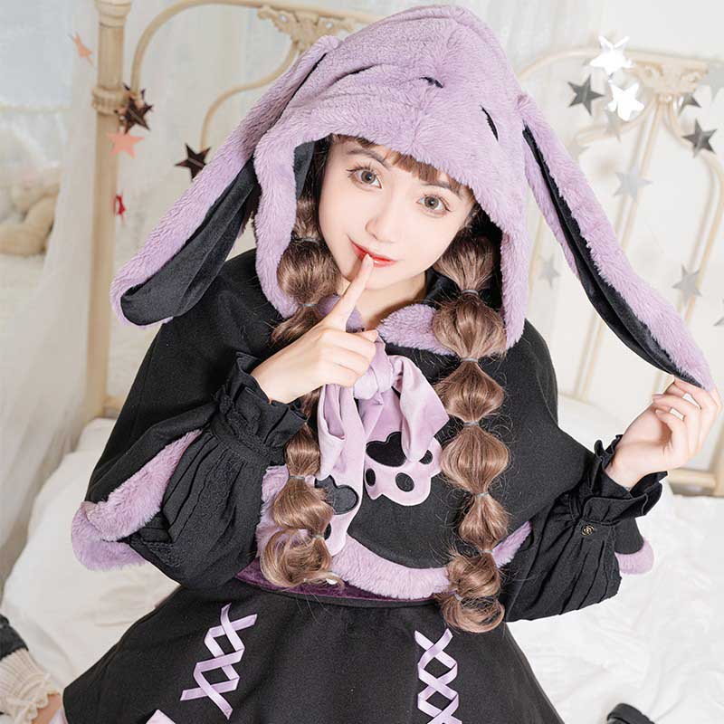 Cape courte en peluche violette avec longues oreilles de lapin et nœud papillon