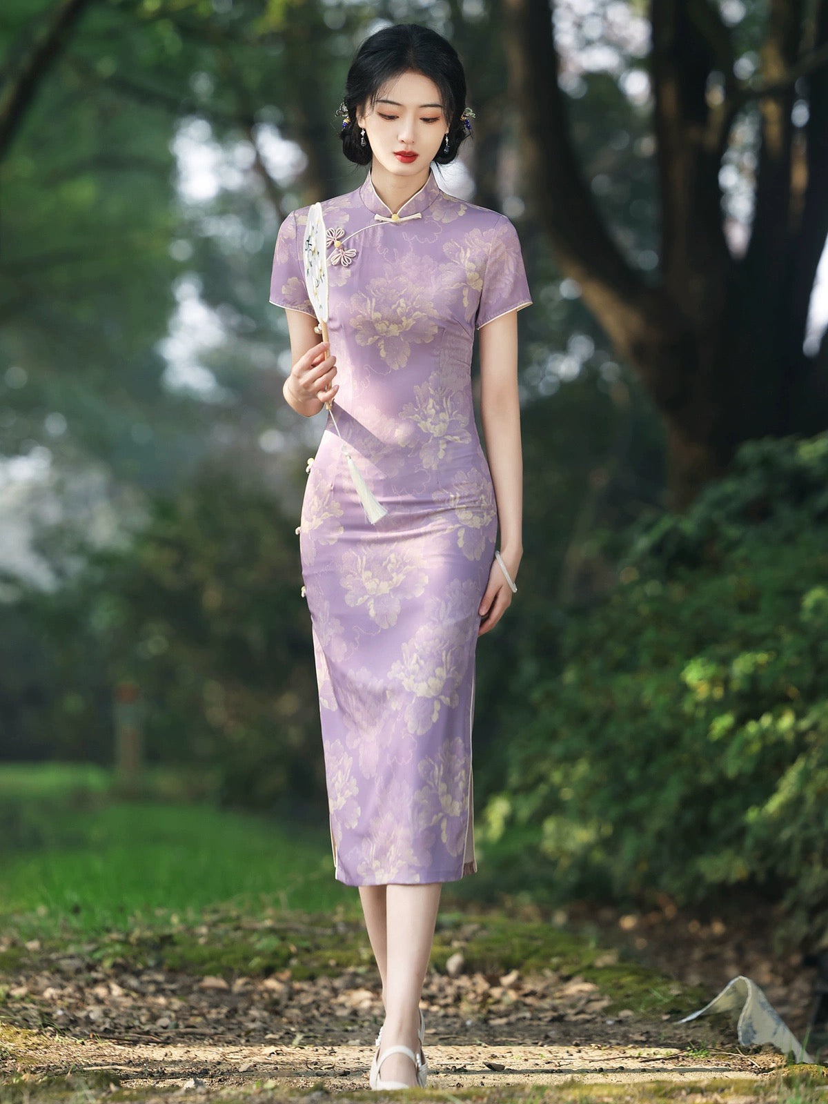 Lila verkörpert Eleganz Cheongsam