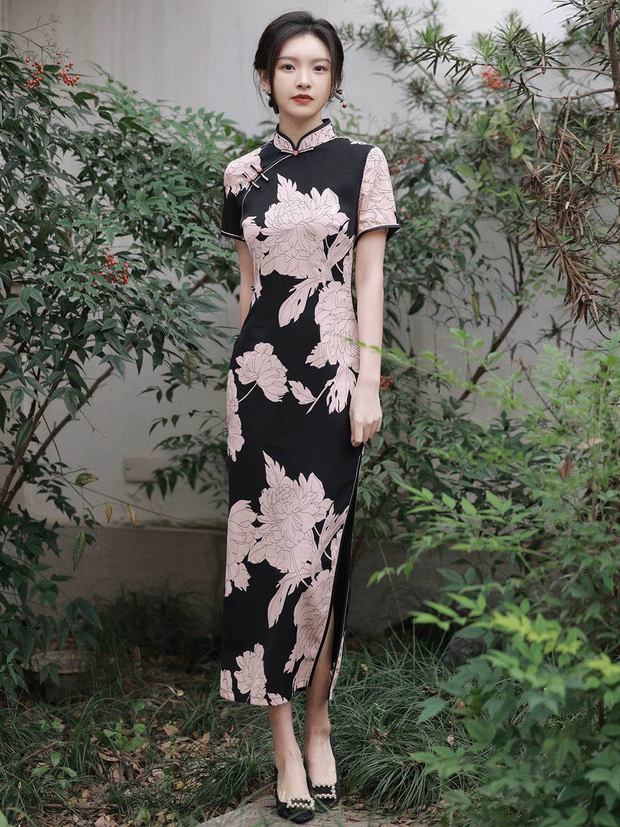 Cheongsam noir avec des fleurs roses