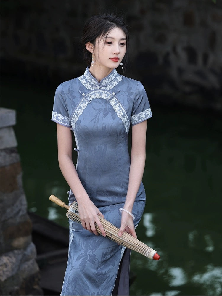 Blauer Klassiker verkörpert Cheongsam