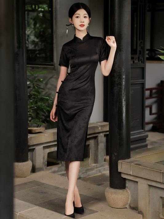 Le classique noir incarne le cheongsam