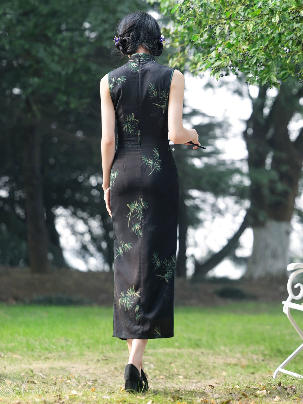 Cheongsam noir avec des feuilles vertes