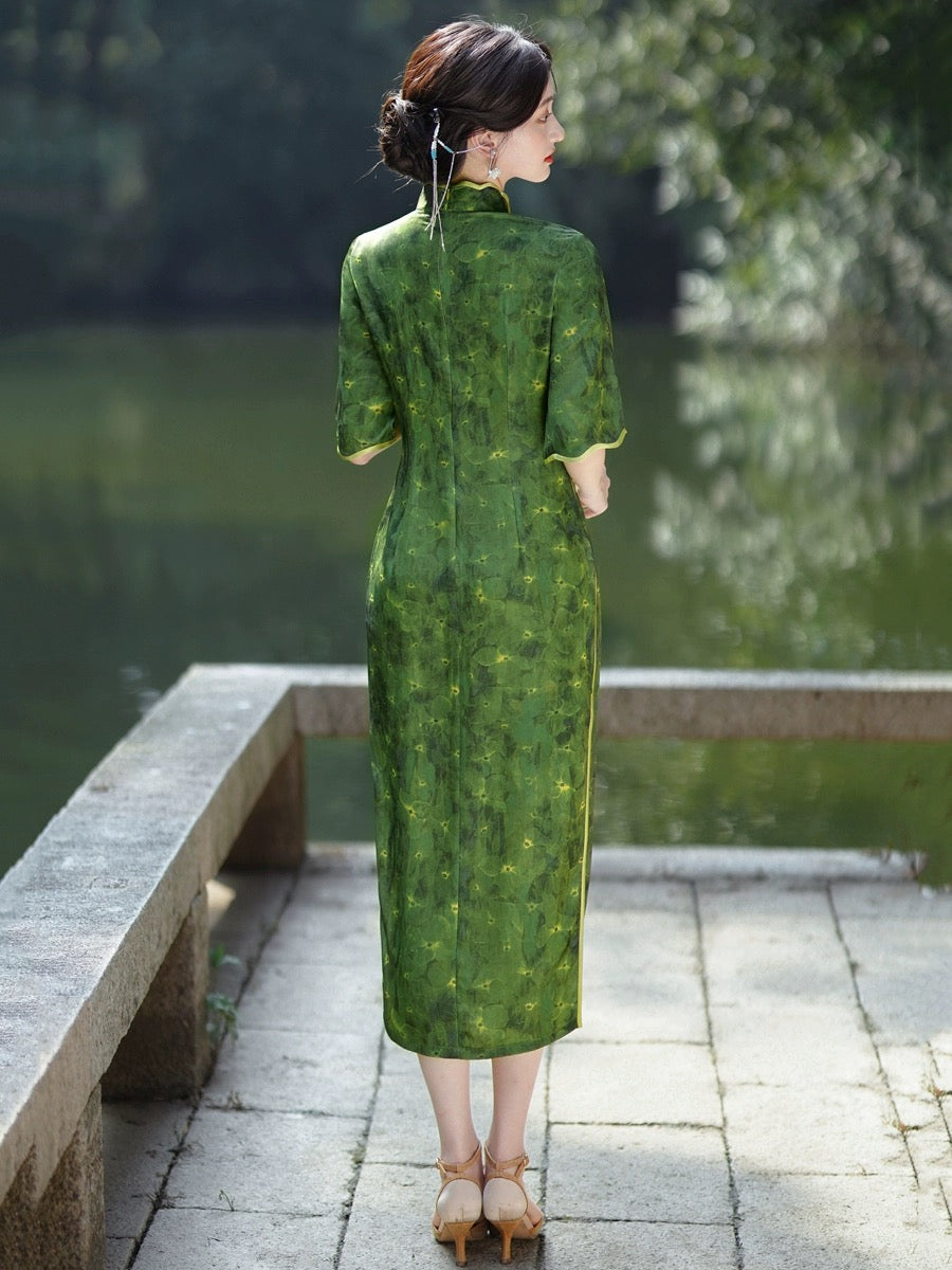 Elegantes grünes Cheongsam-Kleid