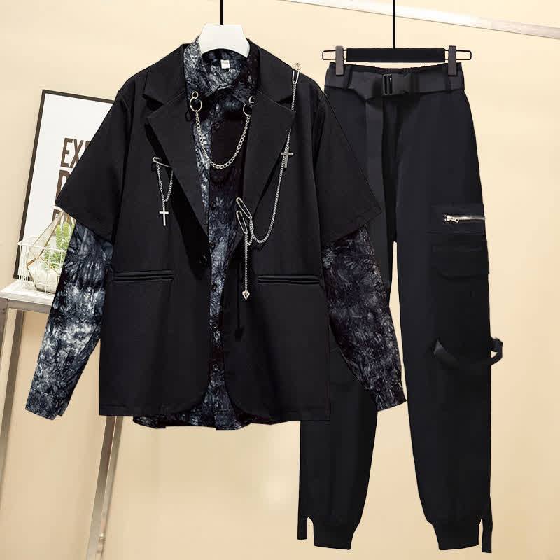 Schwarzer Gothic-Blazer mit Revers und Batik-Kettenhemd mit Gürtelhose 