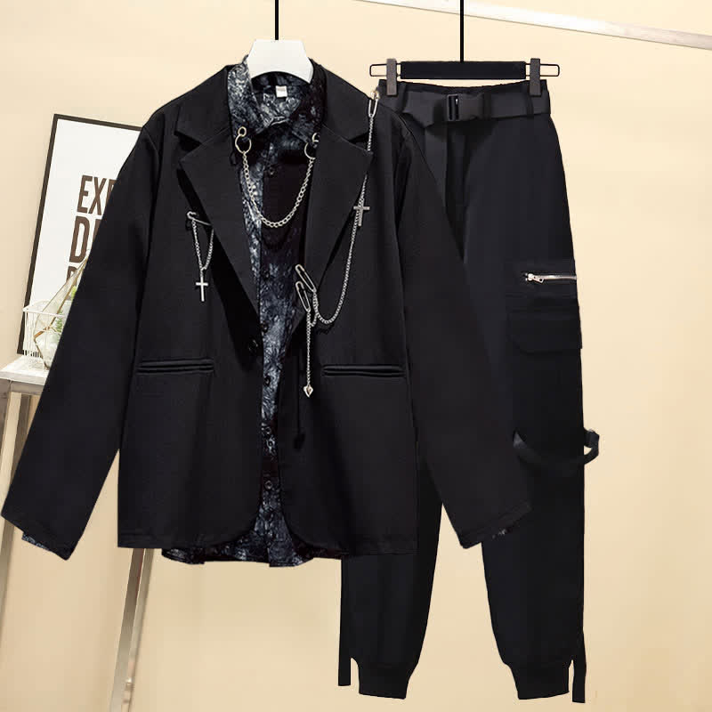 Schwarzer Gothic-Blazer mit Revers und Batik-Kettenhemd mit Gürtelhose 