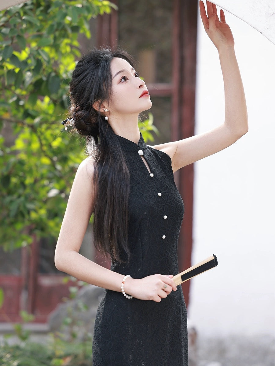 Schwarzes elegantes ärmelloses langes Cheongsam