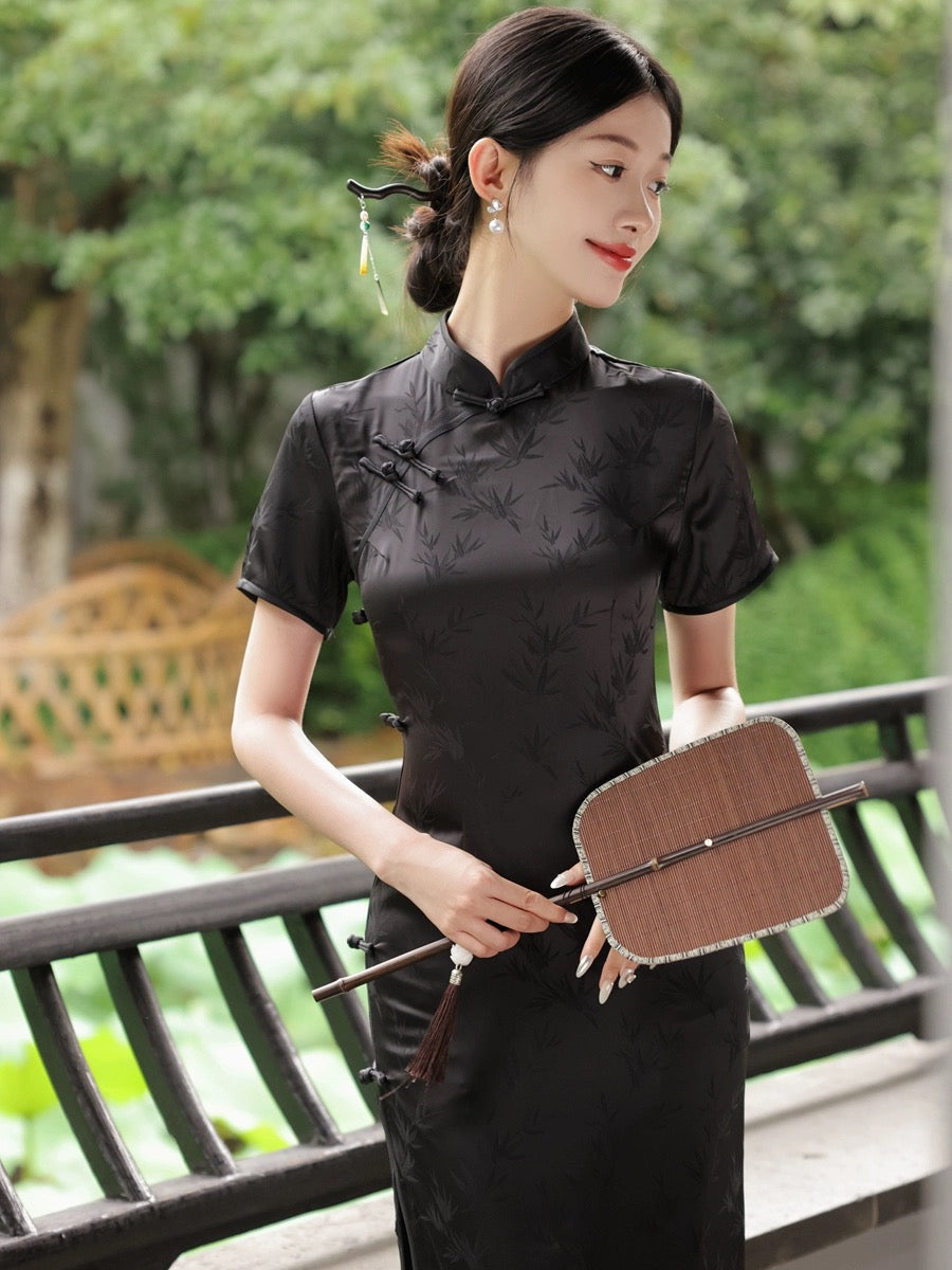 Le classique noir incarne le cheongsam