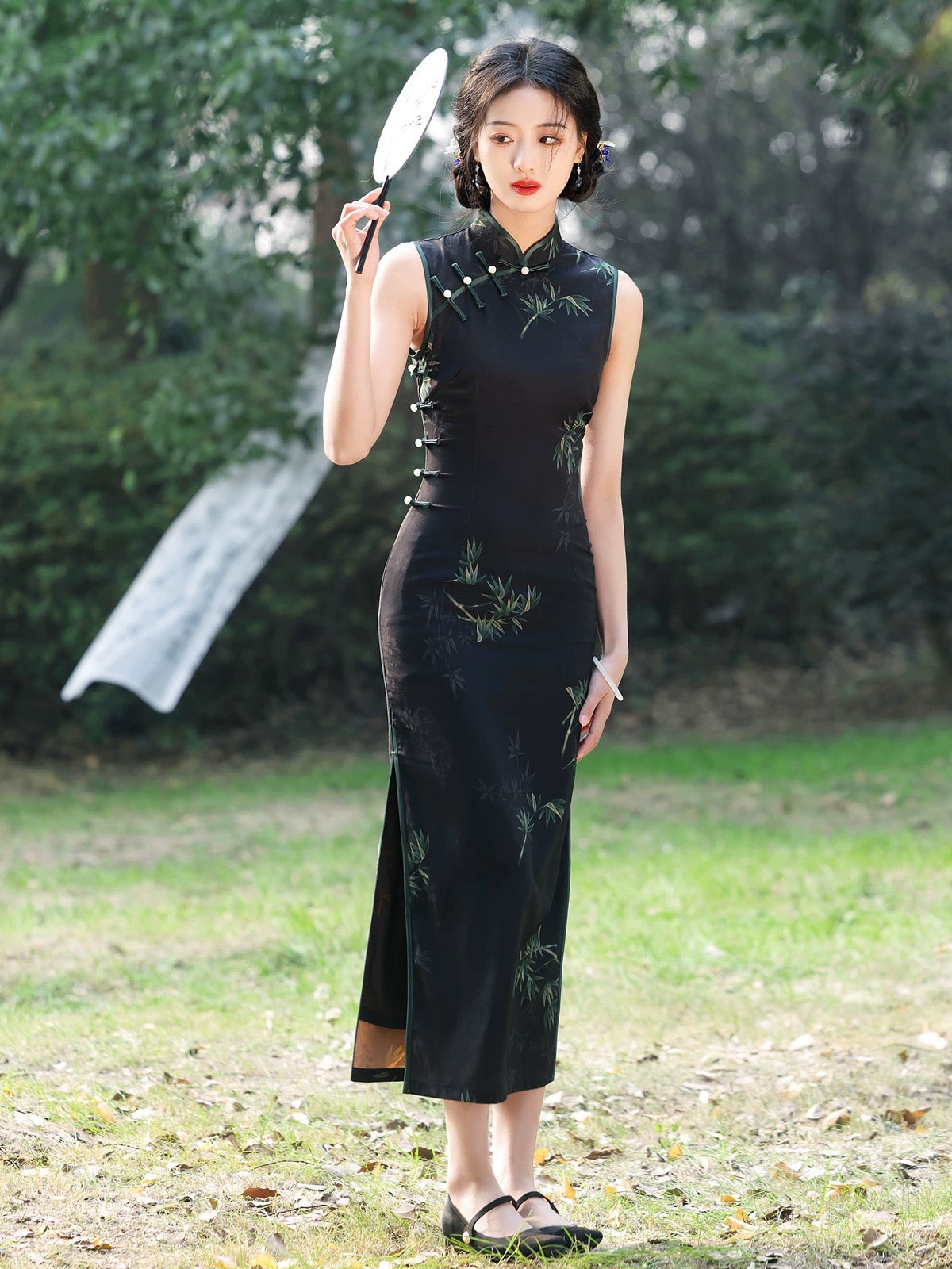 Cheongsam noir avec des feuilles vertes