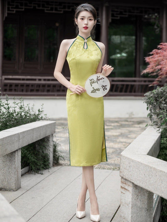 Gelbes Cheongsam mit Blumenmuster