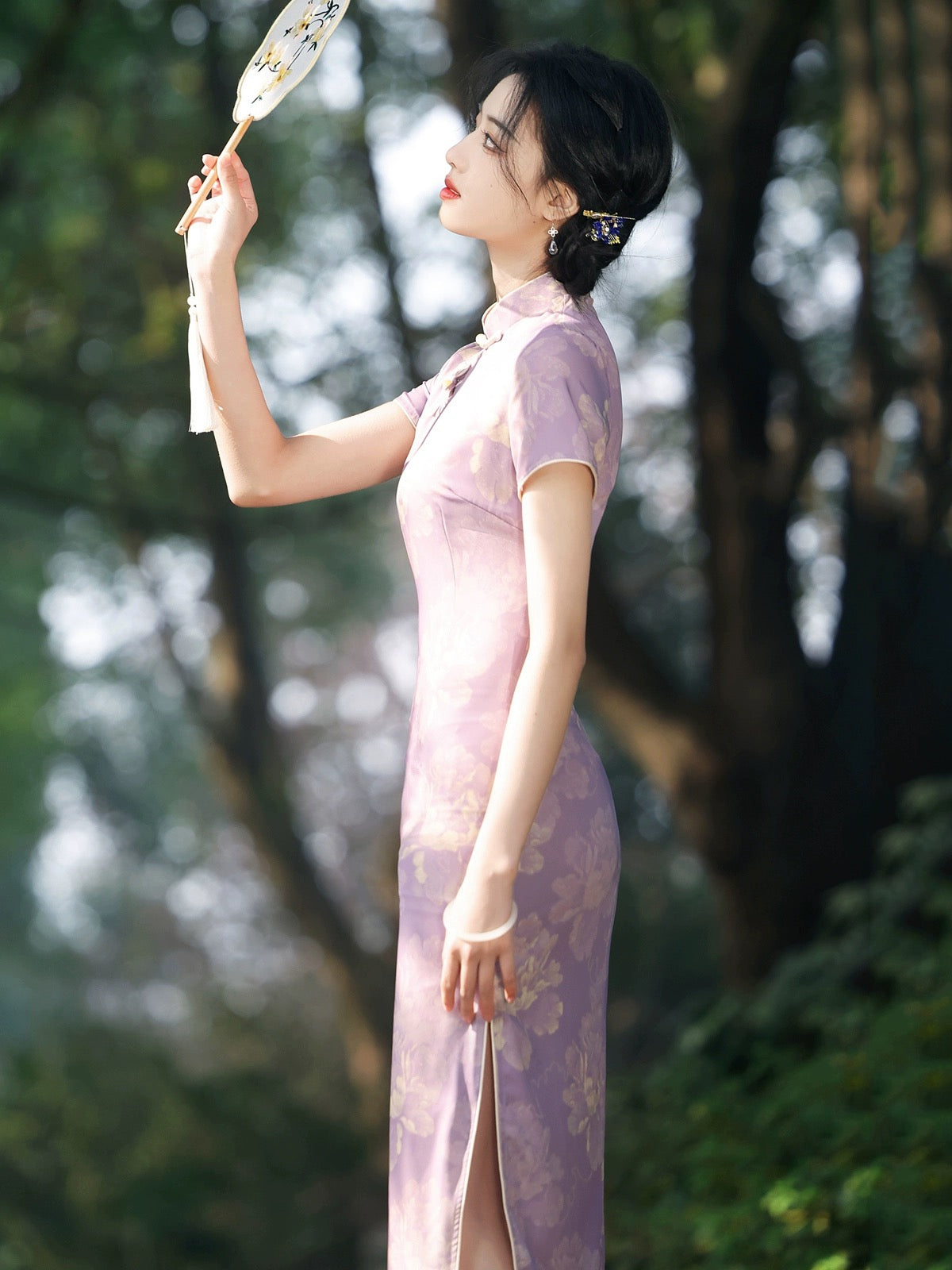 Le violet incarne l'élégance du cheongsam