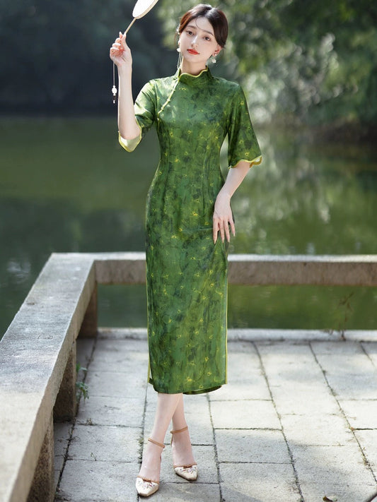 Elegantes grünes Cheongsam-Kleid