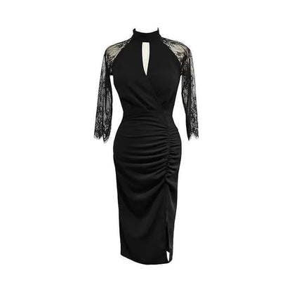 Robe noire fendue à volants et manches en dentelle ajourée