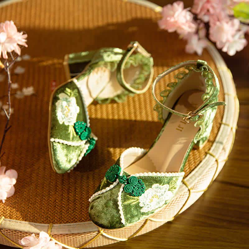 Elegante Mary Janes mit Blumenstickerei und Schnalle