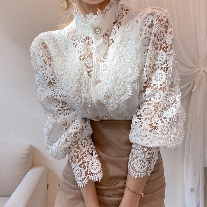 Chemise élégante en dentelle ajourée avec perles