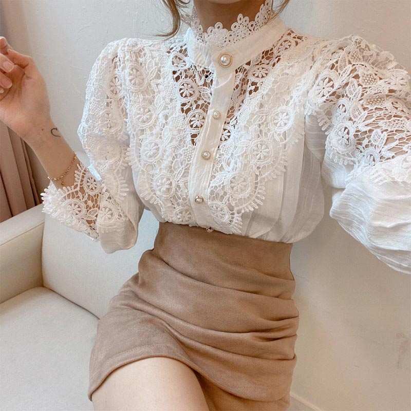 Chemise élégante en dentelle ajourée avec perles