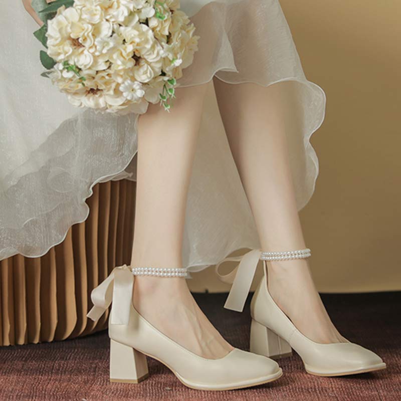 Elegante High Heels mit Perlenschleife