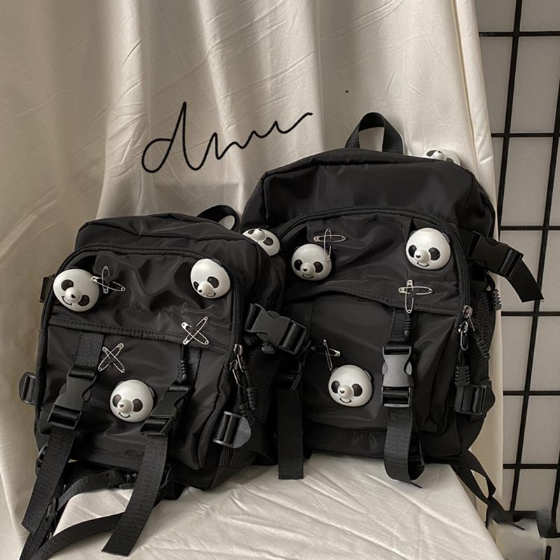 Schwarzer Rucksack mit Panda-Anstecker