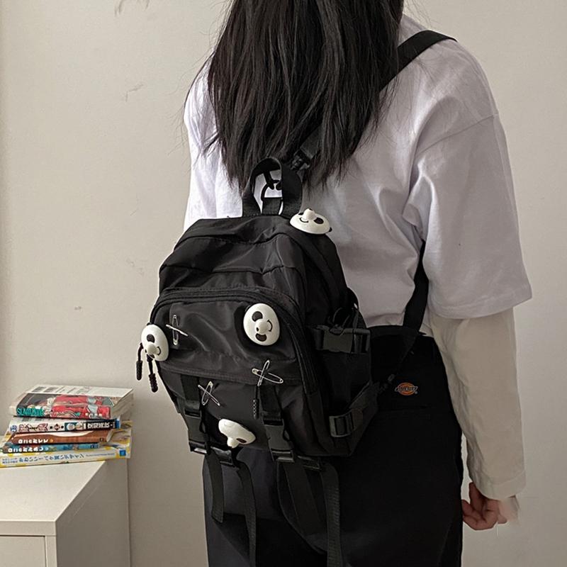 Schwarzer Rucksack mit Panda-Anstecker