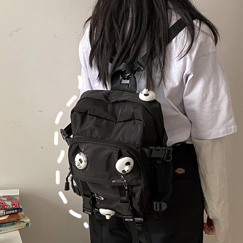 Schwarzer Rucksack mit Panda-Anstecker